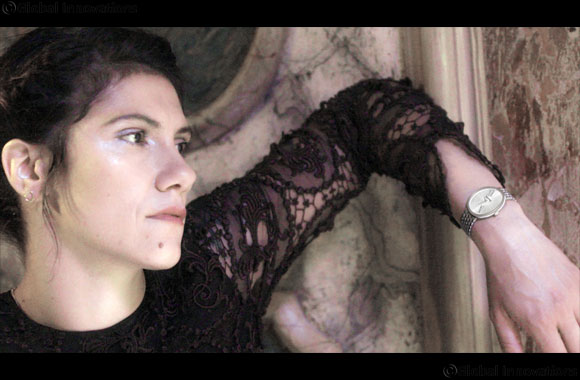 Elisa wears Gilda by Eberhard & Co. in her new video Bruciare Per Te