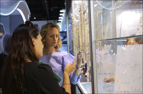 Dubai International Jewellery Week 2016 Opens Its Doors to Uniquely Beautiful Shopping Extravaganza