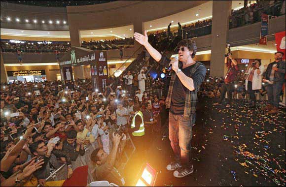Shahrukh Khan Charms Fans at Arabian Center