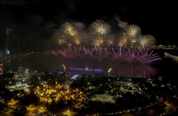 Al Majaz Waterfront's Spectacular Display  Lights up the Skies for 2018