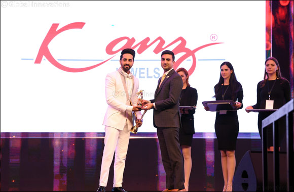 Ayushmann Khurrana receives the ‘Best Actor Critics' award from Arjun Dhanak at the Asiavision Movie Awards