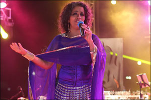 Dubai grooves to Singer Hamsika Iyer's hits at Country Club's biggest musical evening