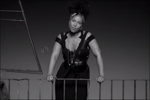 Alicia Keys wears the KENZO in her latest video clip “In Common”