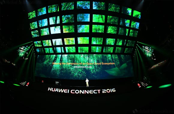 Officials from the UAE visit Huawei Connect in Shanghai