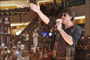 Shahrukh Khan Charms Fans at Arabian Center