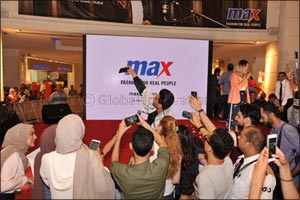 Mohammed Assaf meets with fans for the launch of the 2017 Autumn Winter Collection from Max