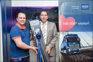 Customer from Saudi Arabia is 100,000th visitor to the GROHE Truck Tour