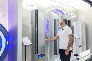 Arsenal Legend Robert Pir�s Visits TCL Air Conditioner Smart Manufacturing Base, Experiencing "Champion-Level" Smart & Healthy Air