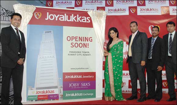 Joyalukkas announces 8 new Joyalukkas Money Exchange showrooms in Kuwait during Shreya Ghoshal visit.