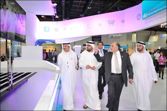 UAE superstar Hussain Al Jasmi visits du stand at GITEX