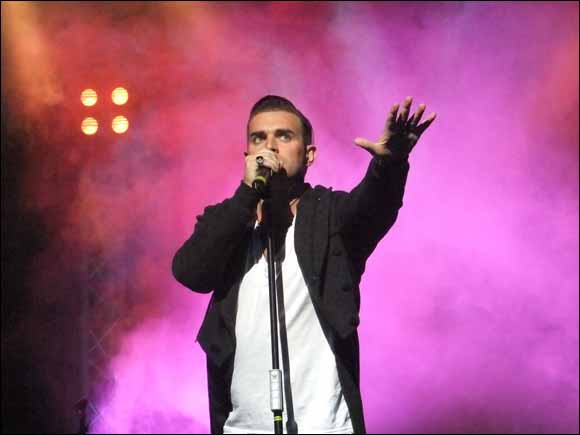 Millennium tribute to Robbie Williams will entertain you!