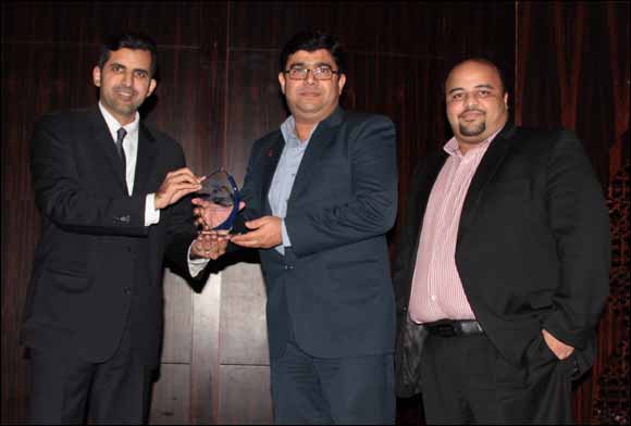Eros Group receives the Best Audio Device' award for the SONOS PLAYBAR at the T-Break Awards