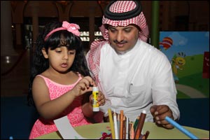 Kids have fun with paper at Modhesh Craftsville