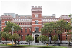 Tommy Hilfiger Returns to the Park Avenue Armory for Spring 2015 Fashion Show